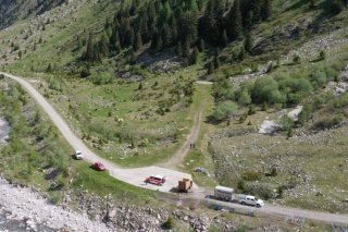 Mauvaise surprise lors d'une tentative d'emmener les moutons à l'alpage pour l'estivage : un troupeau de vaches attaque une paysanne de 67 ans et la projette dans les airs.